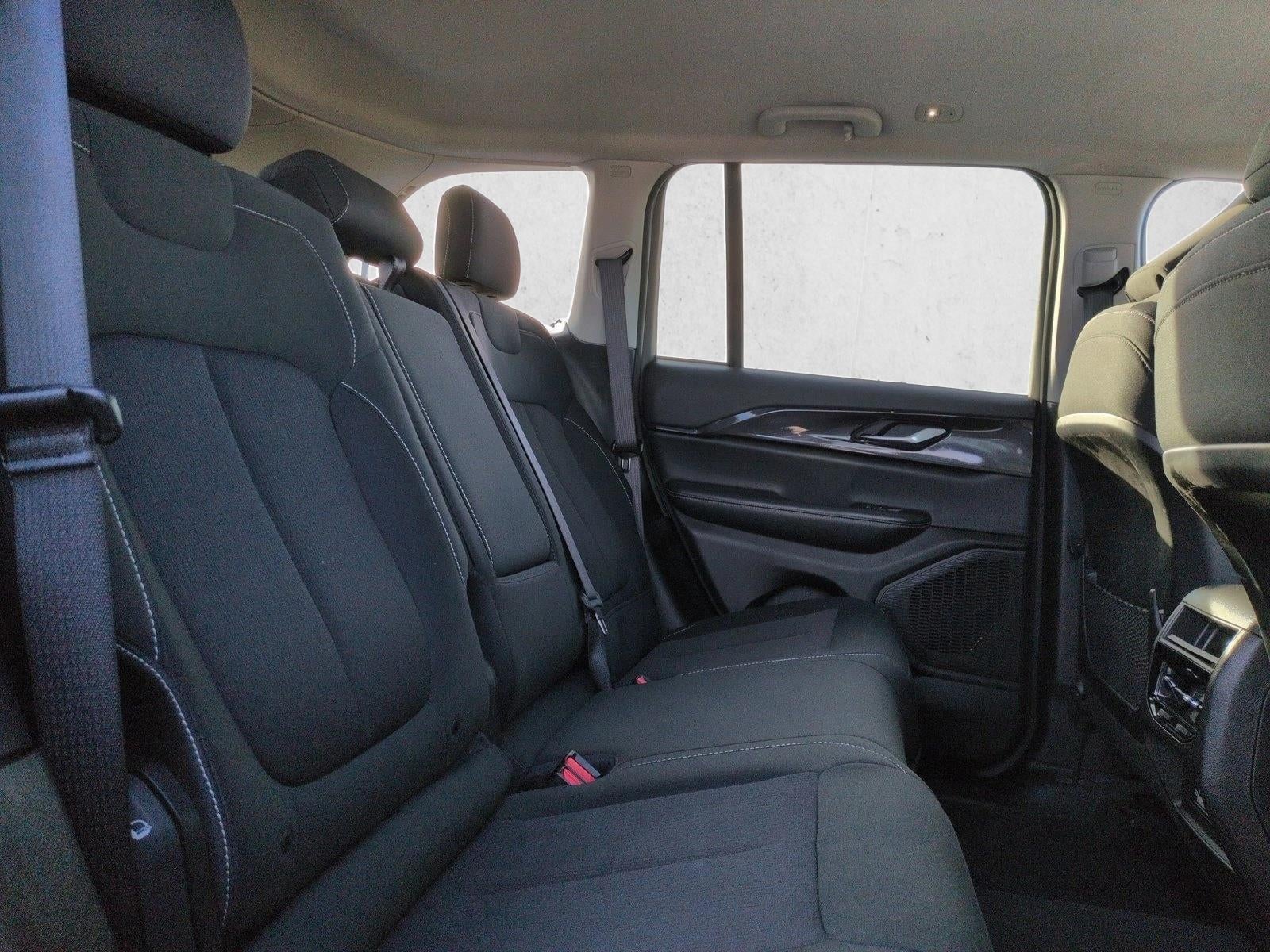 2023 Jeep Grand Cherokee Laredo 4x4