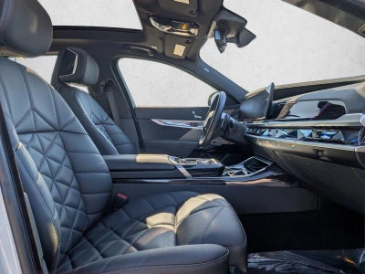 2025 BMW 740i xDrive Sedan