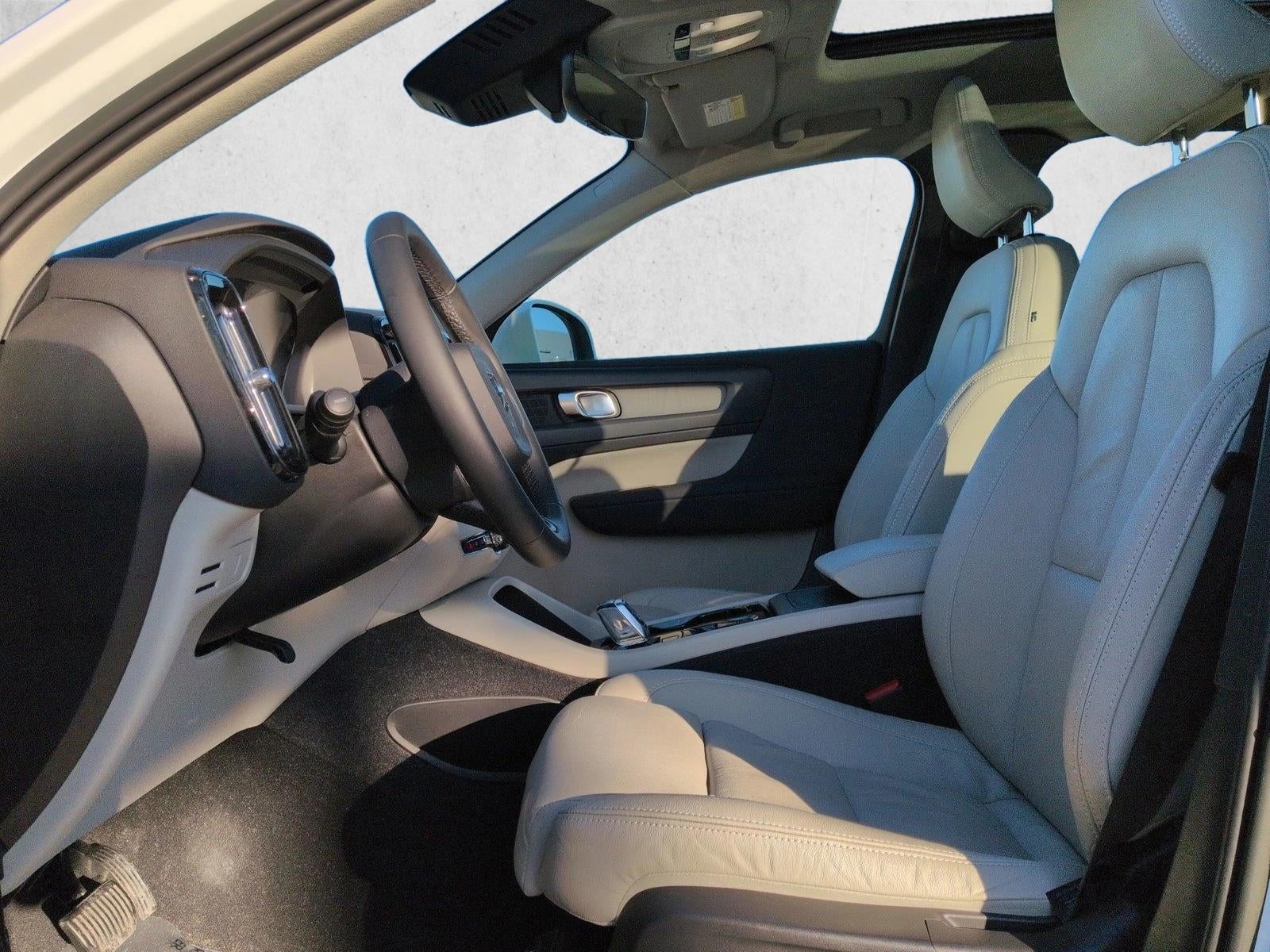 2023 Volvo XC40 B4 FWD Plus Bright Theme