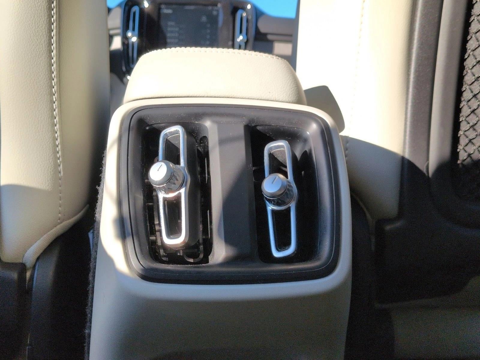 2023 Volvo XC40 B4 FWD Plus Bright Theme