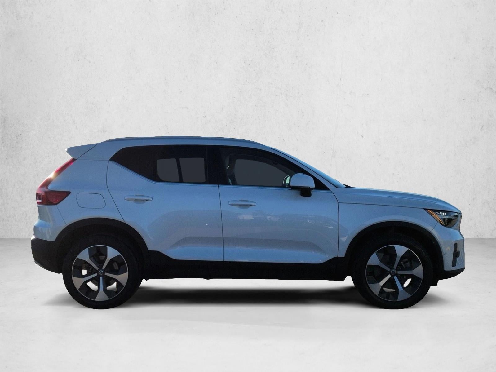 2023 Volvo XC40 B4 FWD Plus Bright Theme