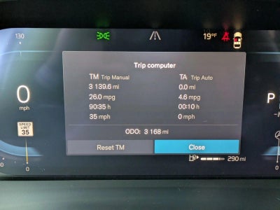 2025 Volvo XC40 B5 AWD Plus Dark Theme