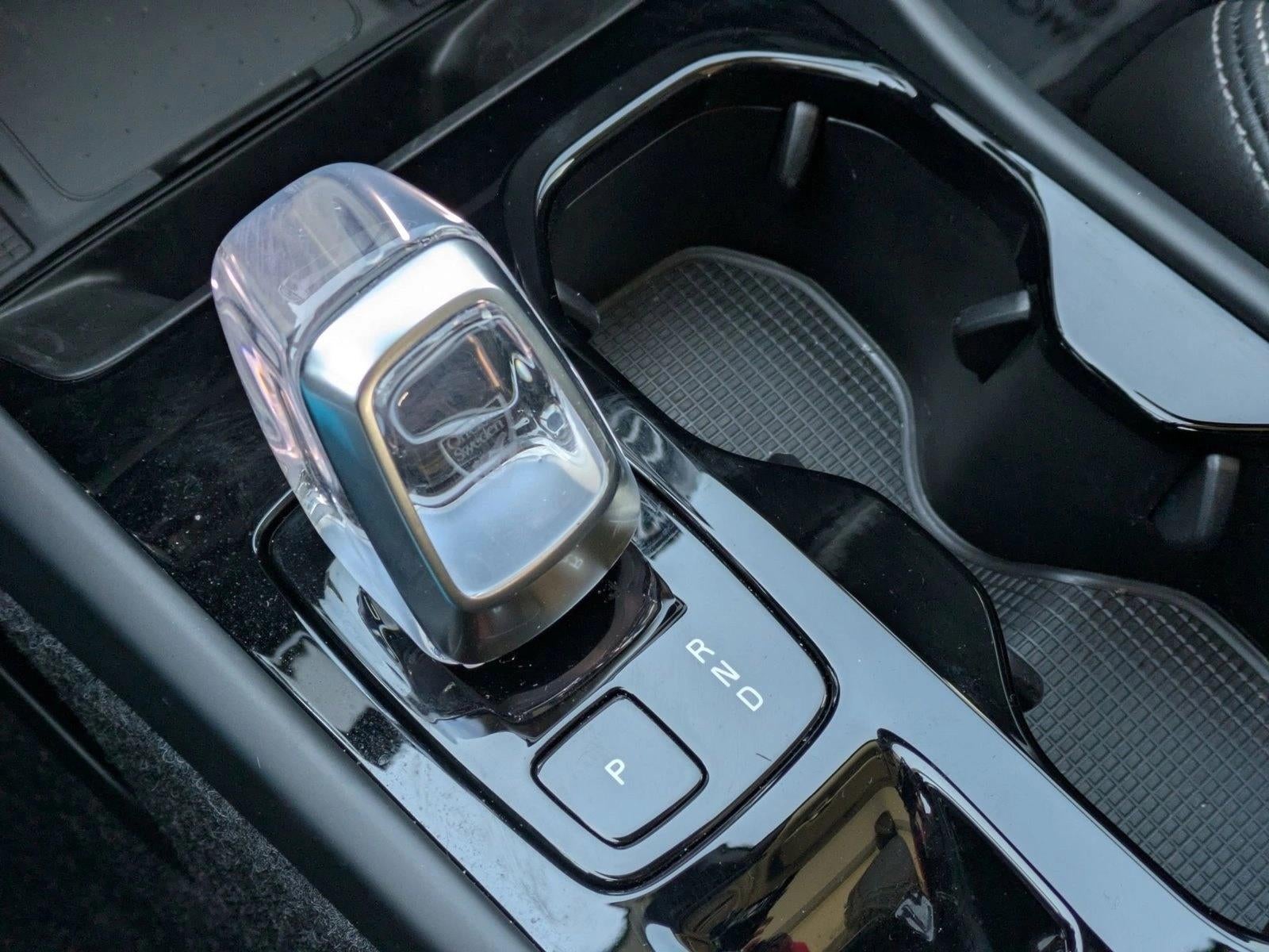 2025 Volvo XC40 B5 AWD Plus Dark Theme