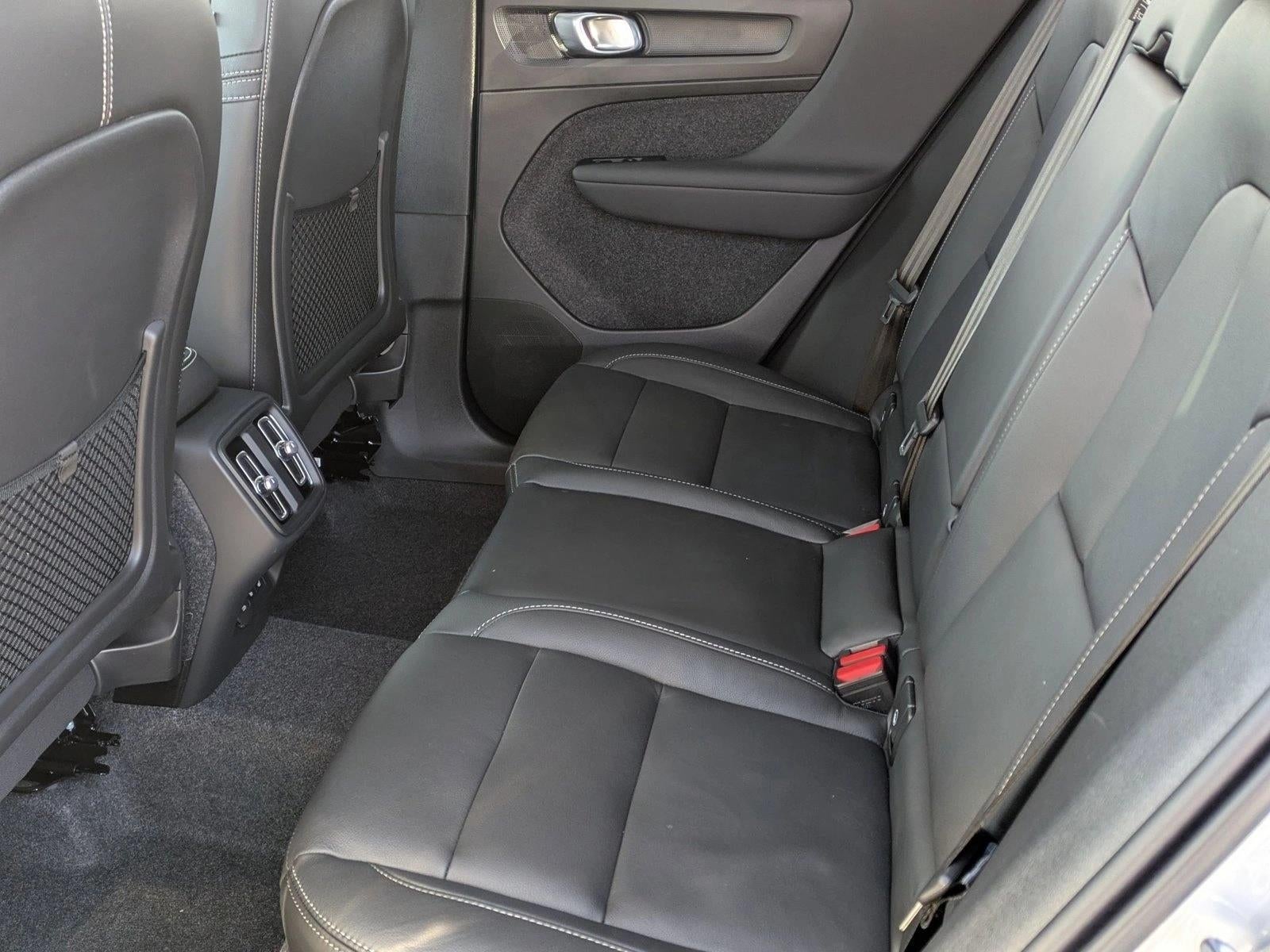 2025 Volvo XC40 B5 AWD Plus Dark Theme