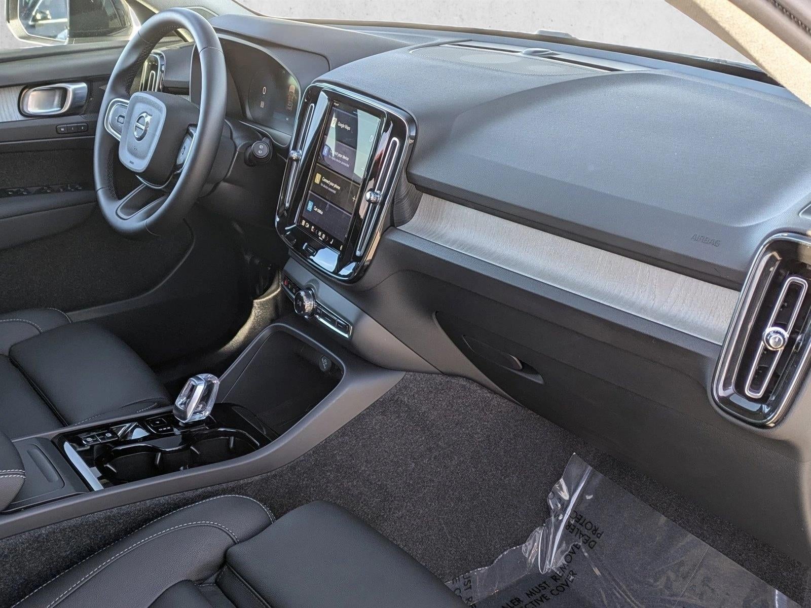 2025 Volvo XC40 B5 AWD Plus Dark Theme