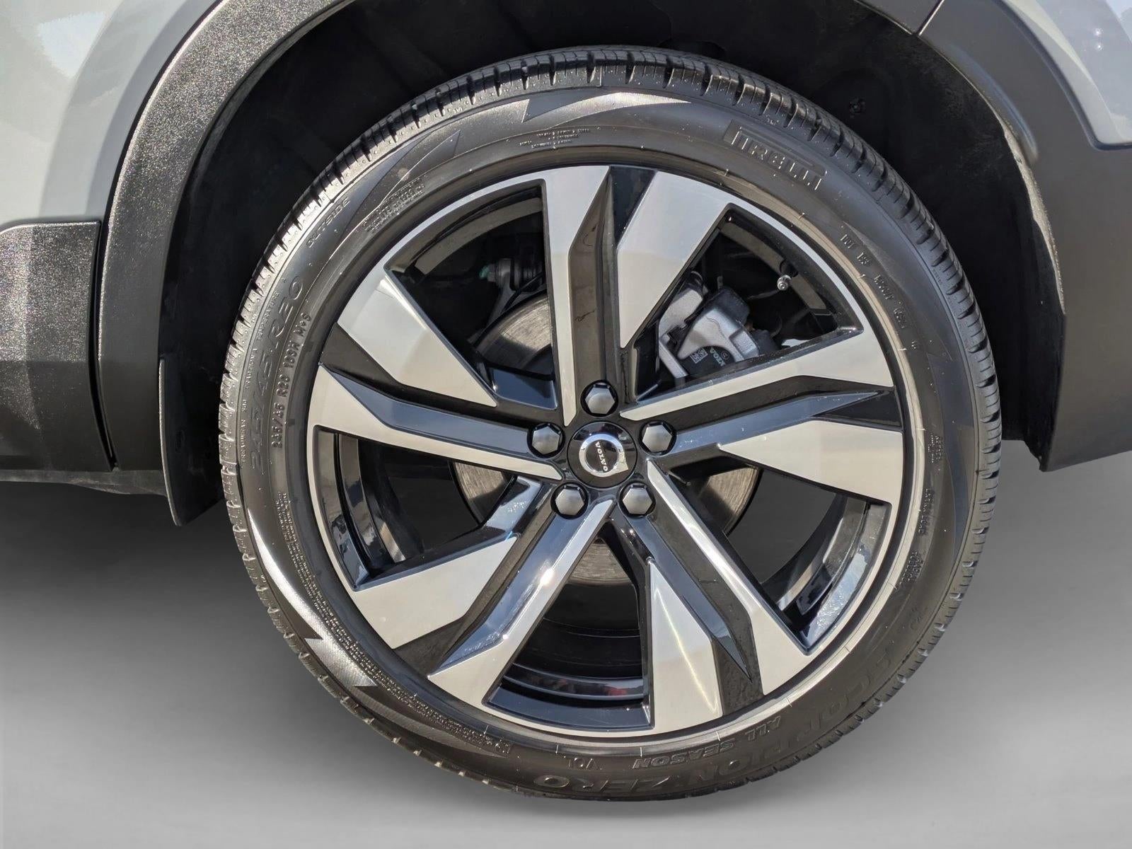 2025 Volvo XC40 B5 AWD Plus Dark Theme