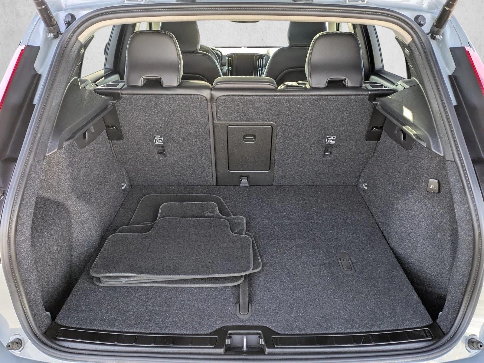 2025 Volvo XC40 B5 AWD Plus Dark Theme