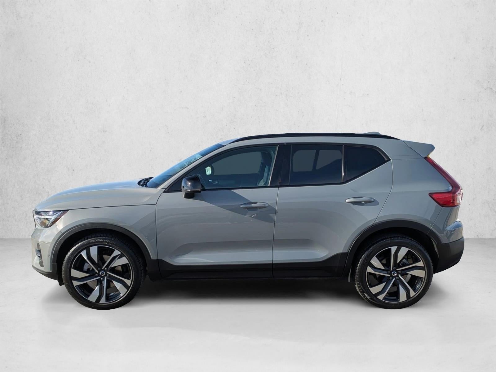 2025 Volvo XC40 B5 AWD Plus Dark Theme