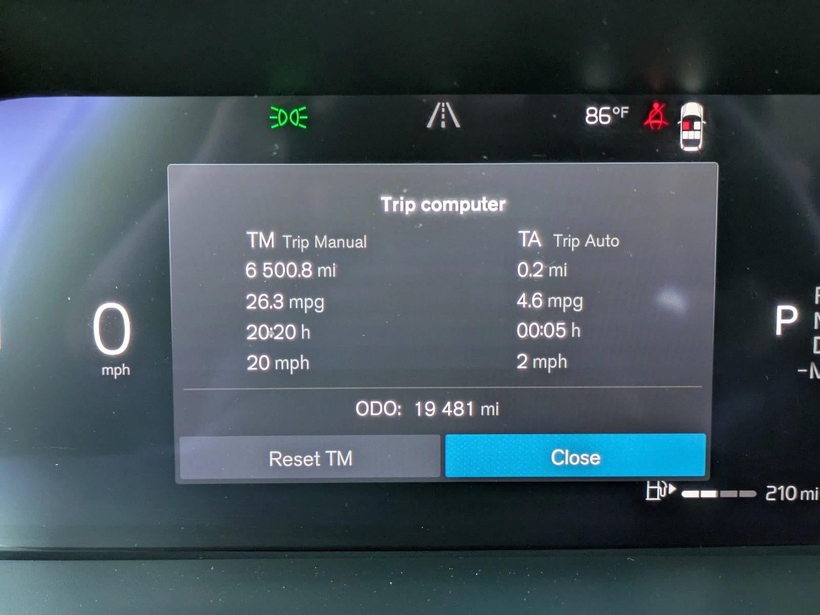 2024 Volvo XC40 B5 AWD Plus Dark Theme