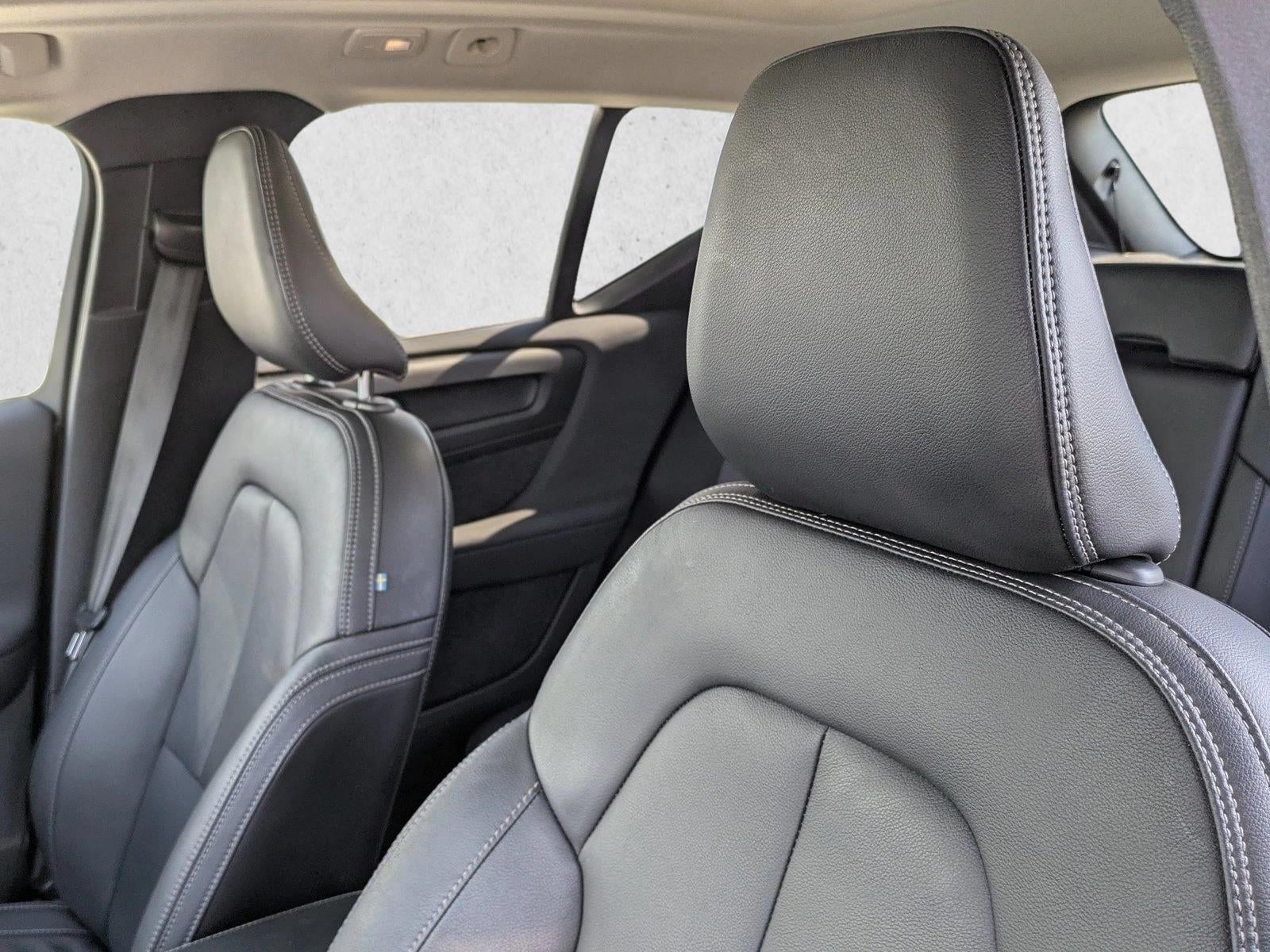 2024 Volvo XC40 B5 AWD Plus Dark Theme