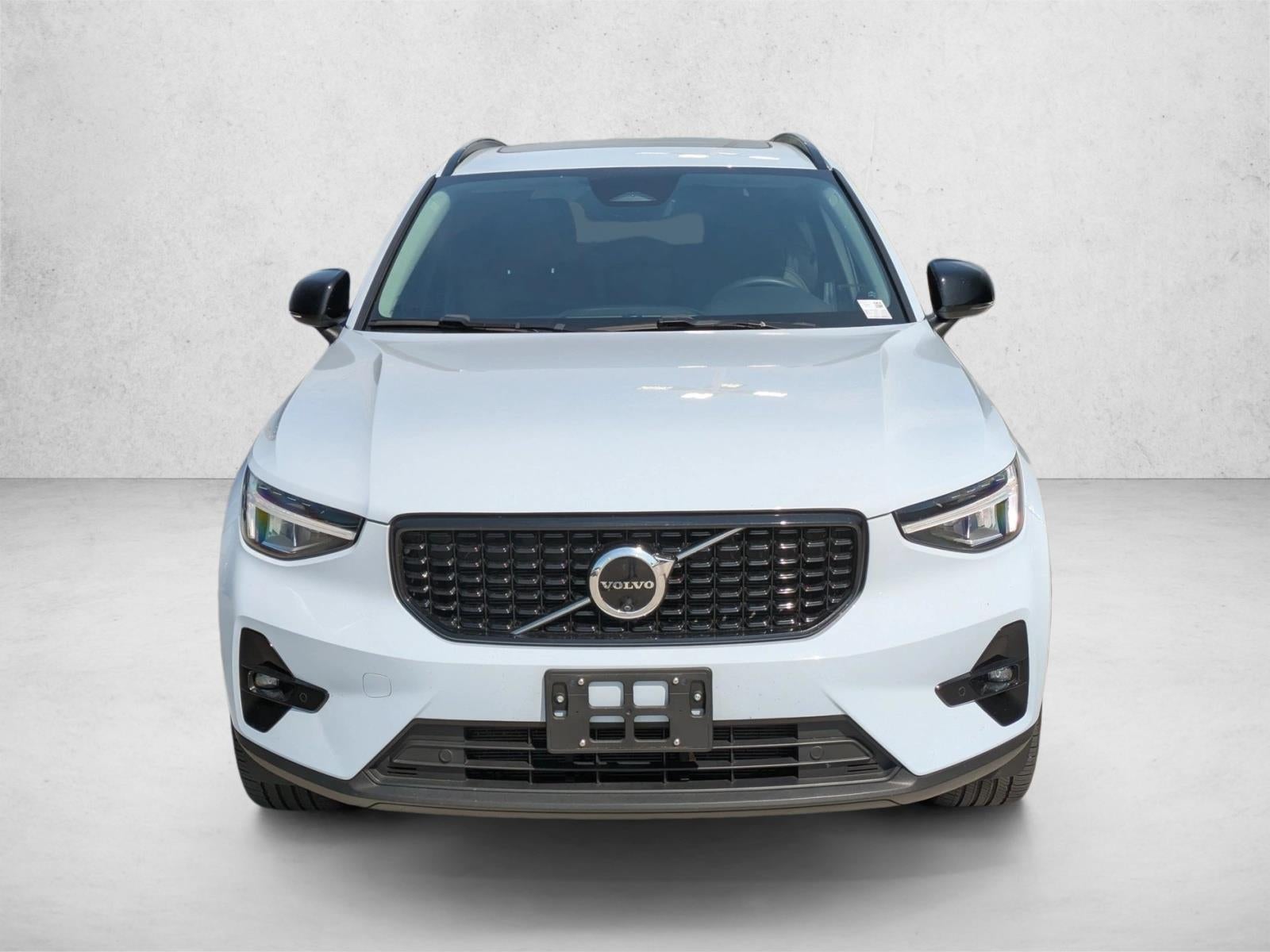 2024 Volvo XC40 B5 AWD Plus Dark Theme
