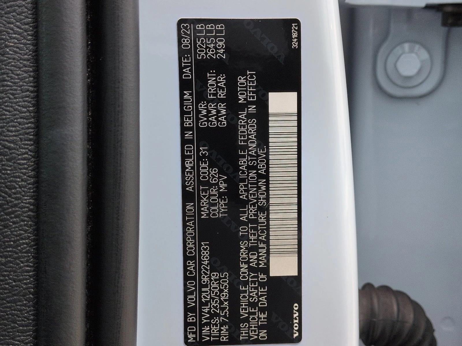 2024 Volvo XC40 B5 AWD Plus Dark Theme