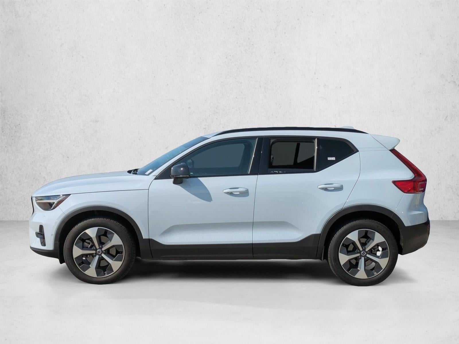 2024 Volvo XC40 B5 AWD Plus Dark Theme
