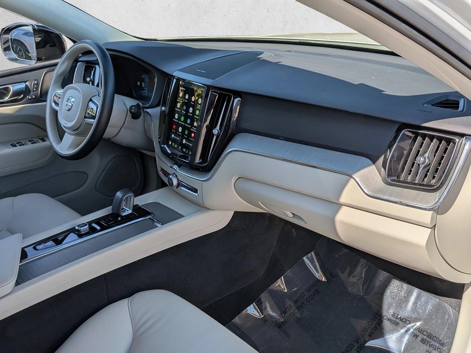 2024 Volvo XC60 Recharge Plug-In Hybrid Plus Dark Theme