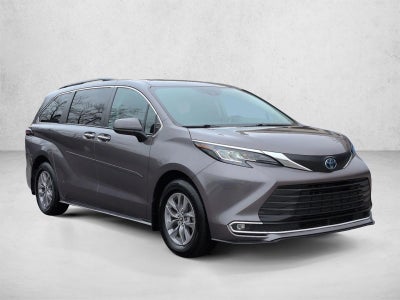 2022 Toyota Sienna XLE FWD 8-Passenger (Natl)