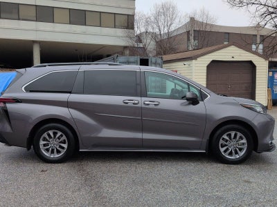 2022 Toyota Sienna XLE FWD 8-Passenger (Natl)