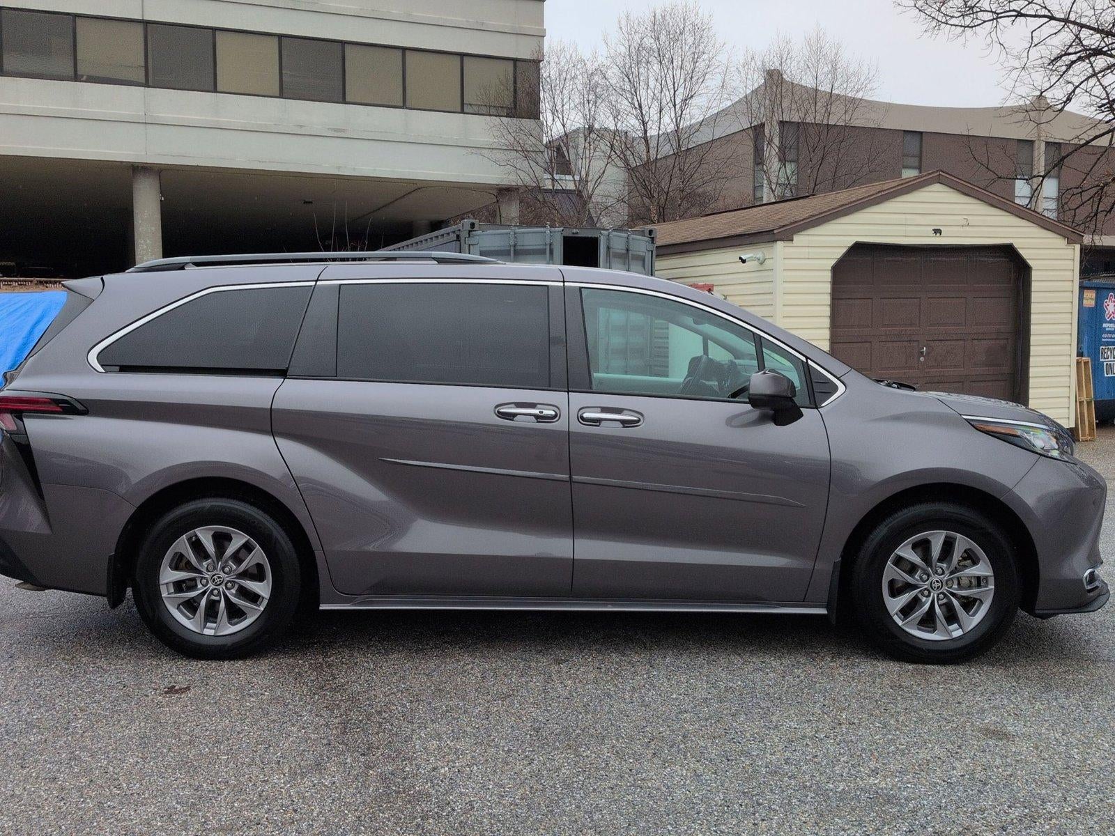 2022 Toyota Sienna XLE FWD 8-Passenger (Natl)