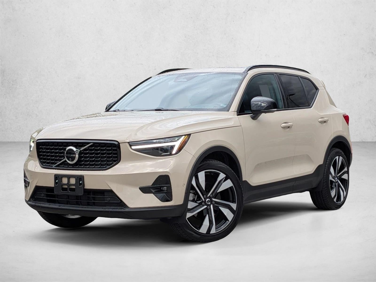 2025 Volvo XC40 B5 AWD Ultra Dark Theme