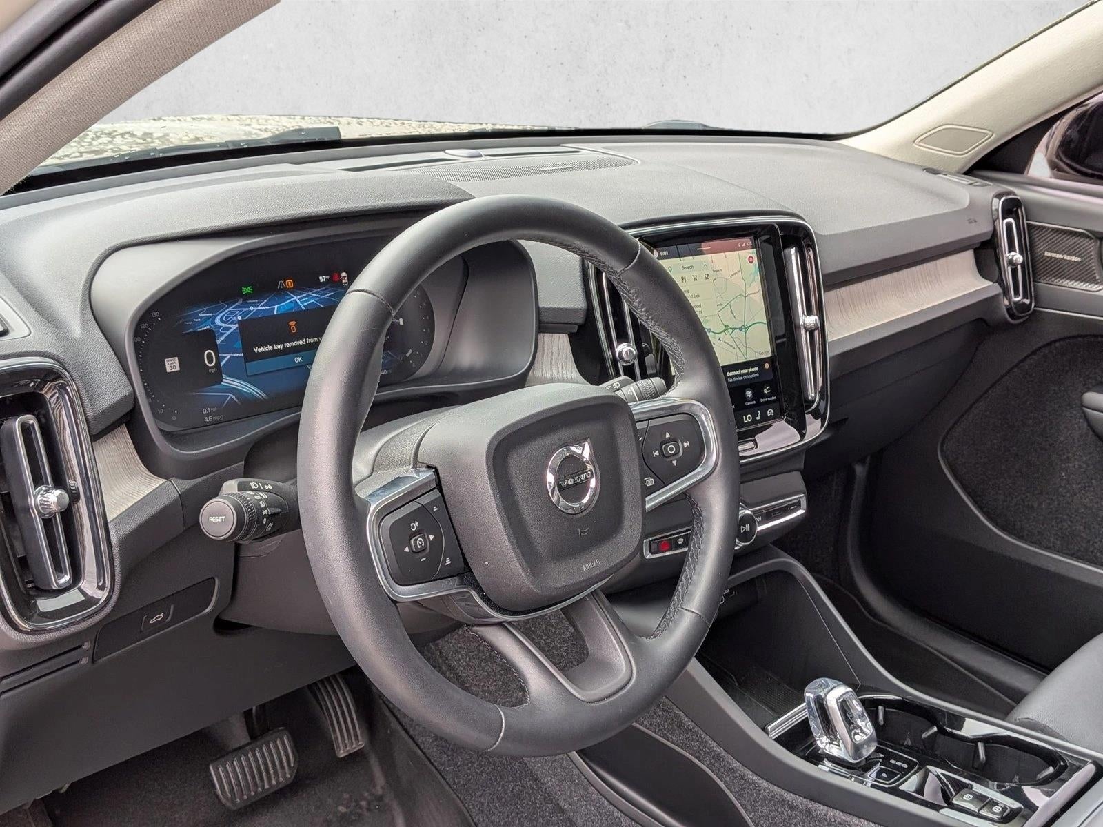 2025 Volvo XC40 B5 AWD Ultra Dark Theme