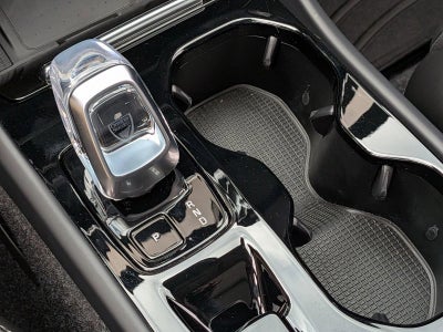 2025 Volvo XC40 B5 AWD Ultra Dark Theme