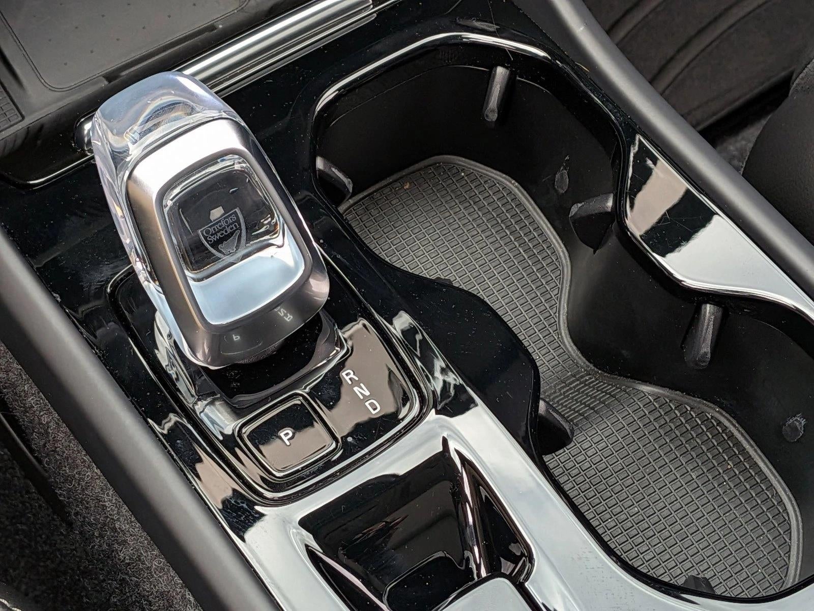 2025 Volvo XC40 B5 AWD Ultra Dark Theme