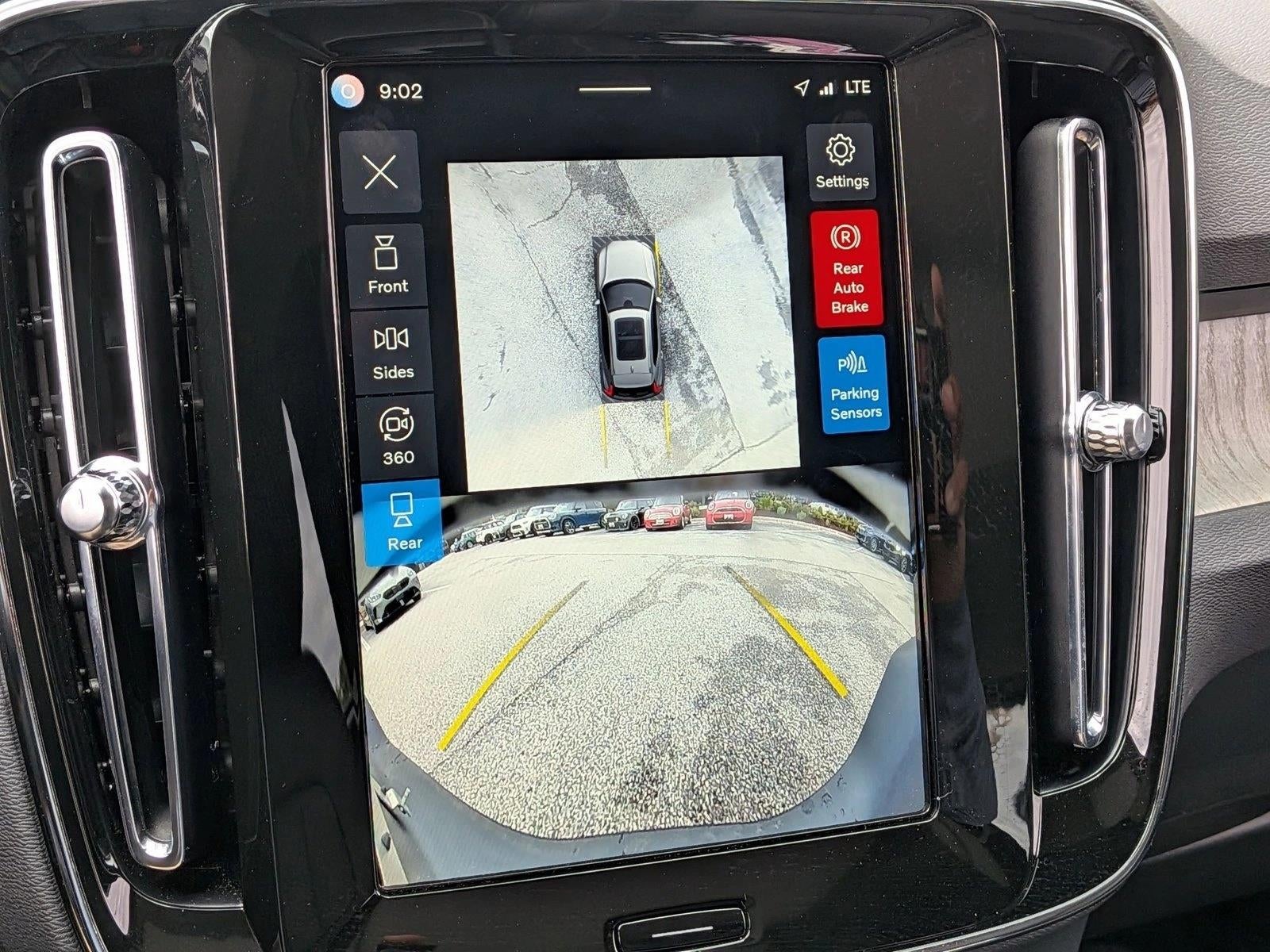2025 Volvo XC40 B5 AWD Ultra Dark Theme