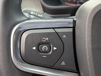 2025 Volvo XC40 B5 AWD Ultra Dark Theme