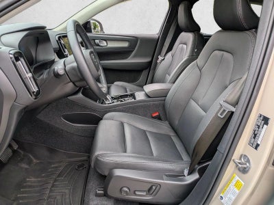 2025 Volvo XC40 B5 AWD Ultra Dark Theme