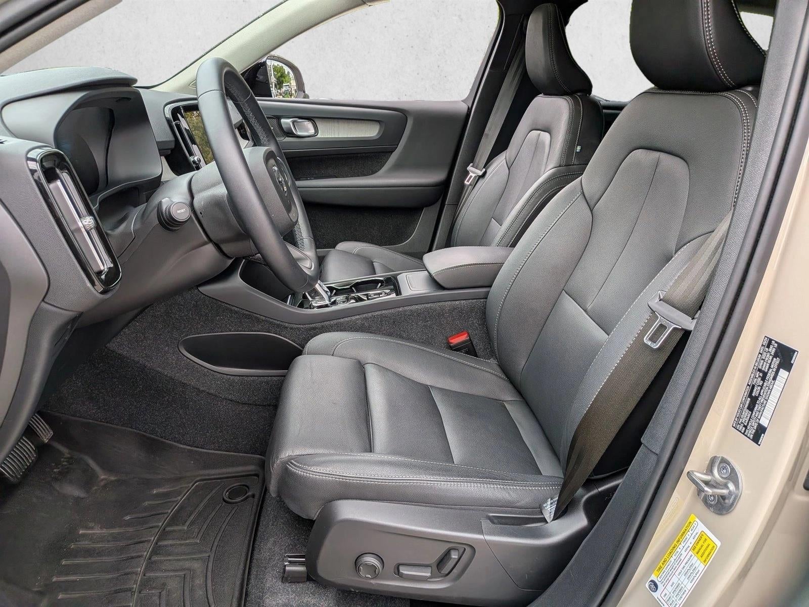 2025 Volvo XC40 B5 AWD Ultra Dark Theme