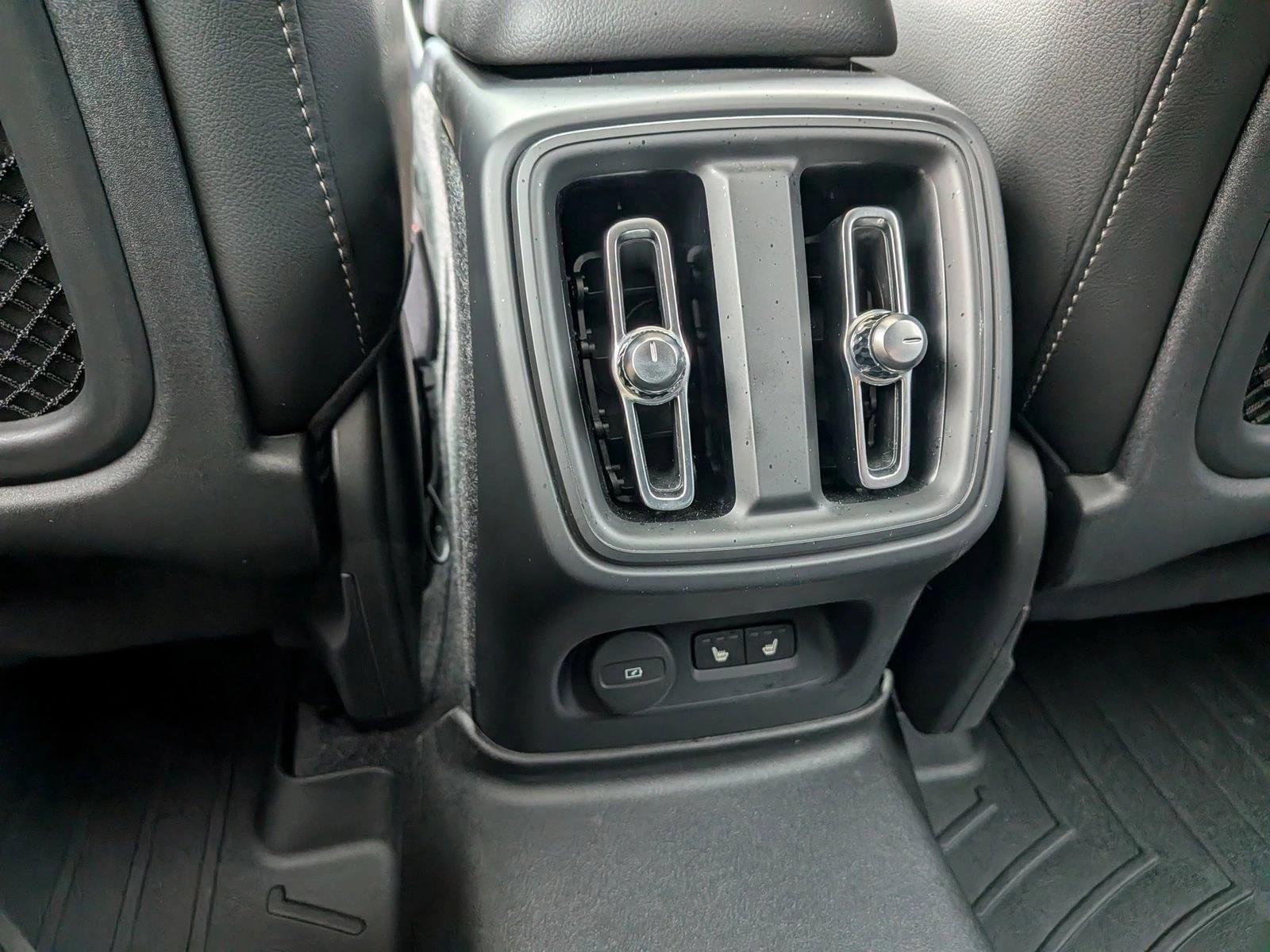 2025 Volvo XC40 B5 AWD Ultra Dark Theme