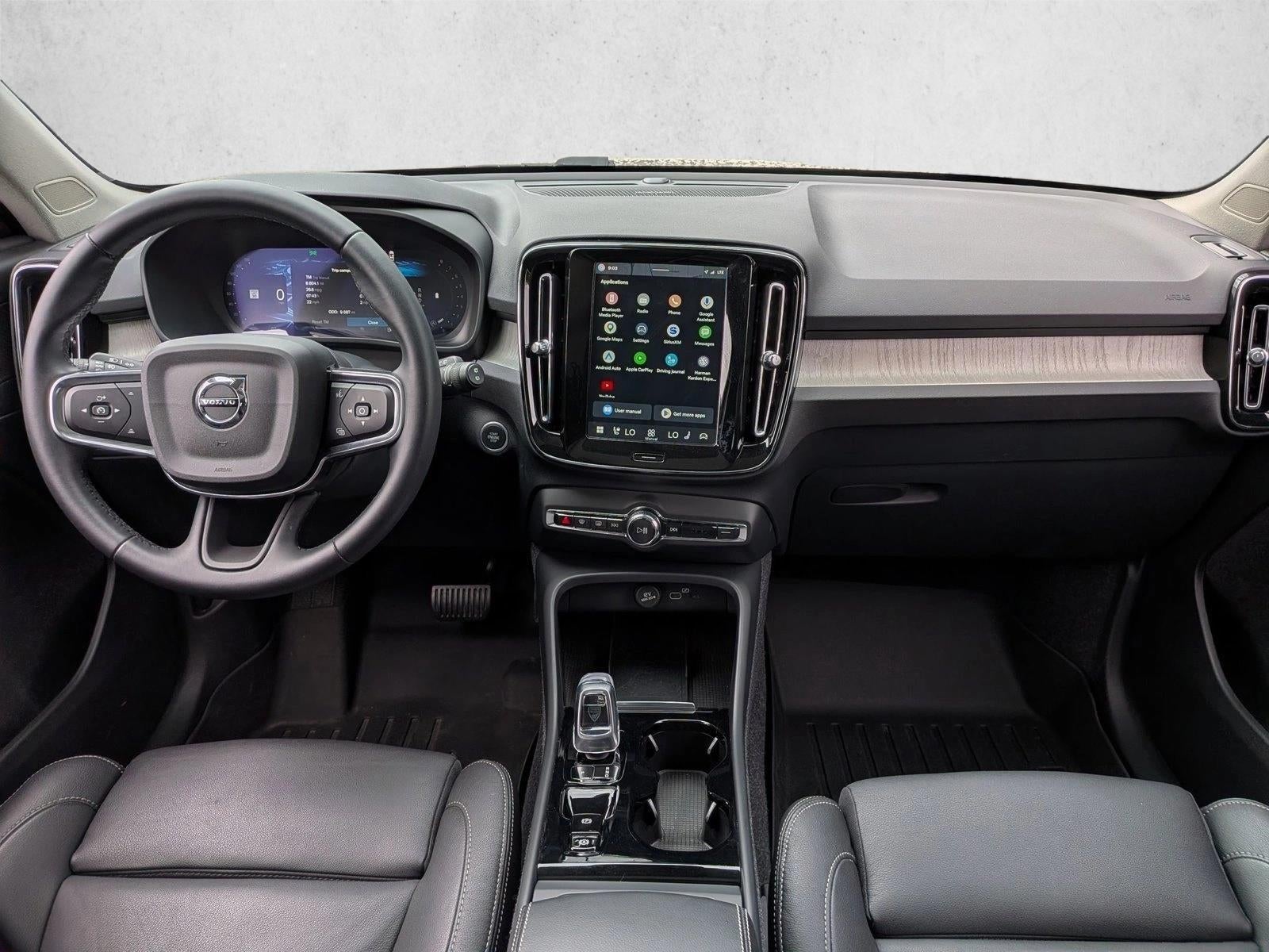 2025 Volvo XC40 B5 AWD Ultra Dark Theme