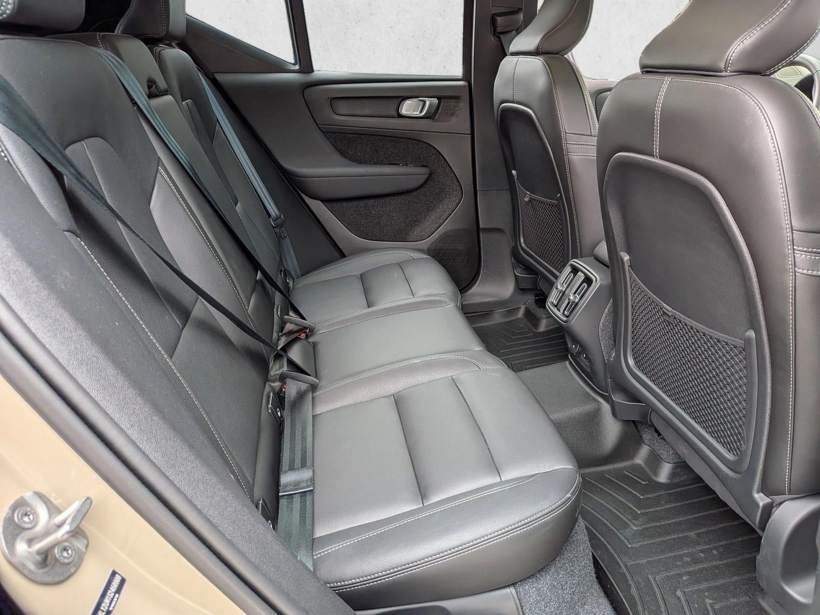 2025 Volvo XC40 B5 AWD Ultra Dark Theme
