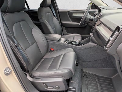 2025 Volvo XC40 B5 AWD Ultra Dark Theme