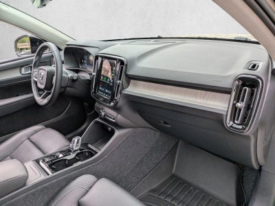 2025 Volvo XC40 B5 AWD Ultra Dark Theme