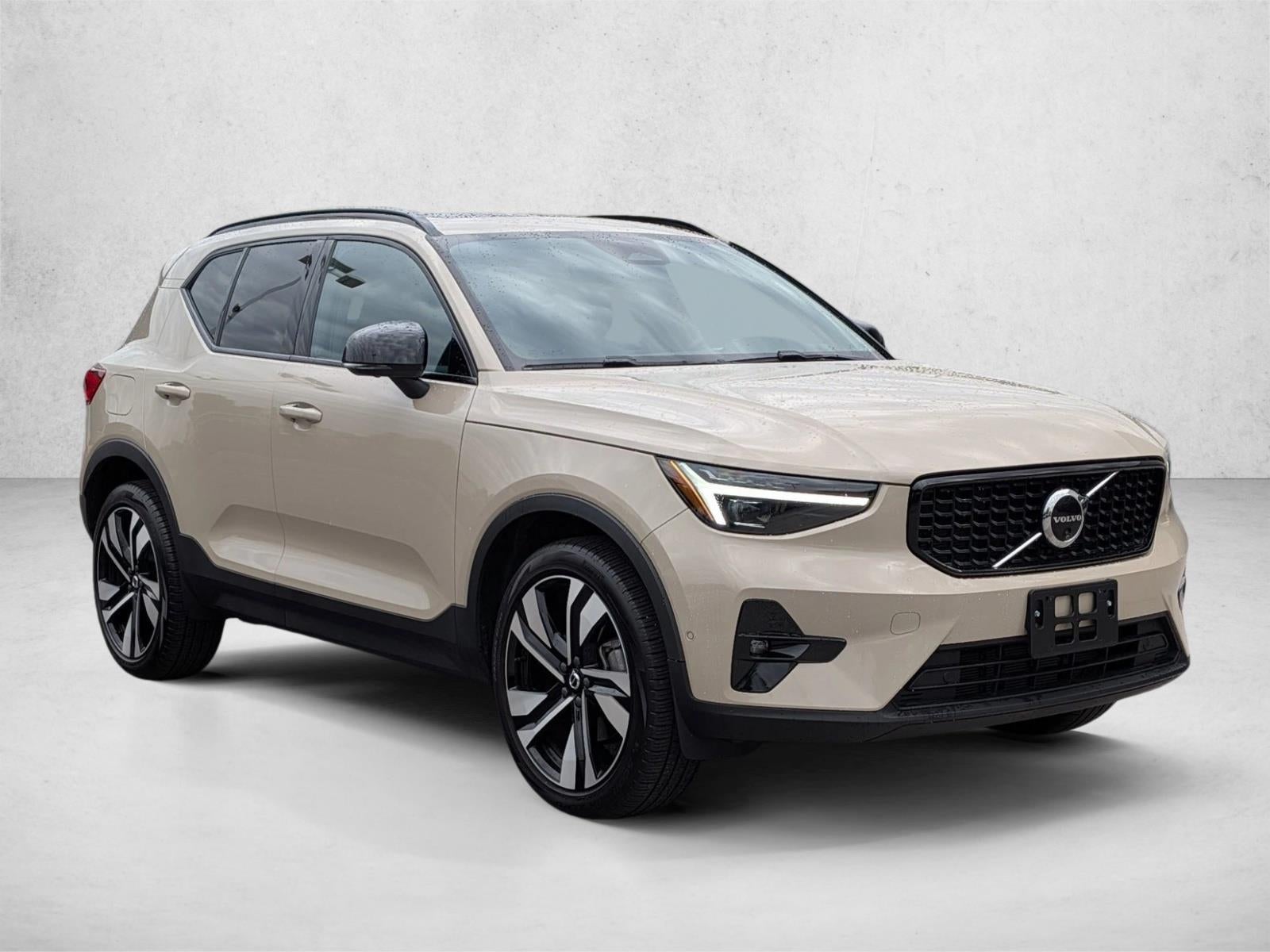 2025 Volvo XC40 B5 AWD Ultra Dark Theme