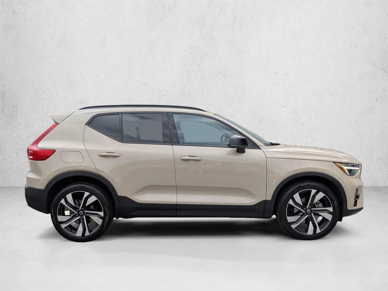 2025 Volvo XC40 B5 AWD Ultra Dark Theme