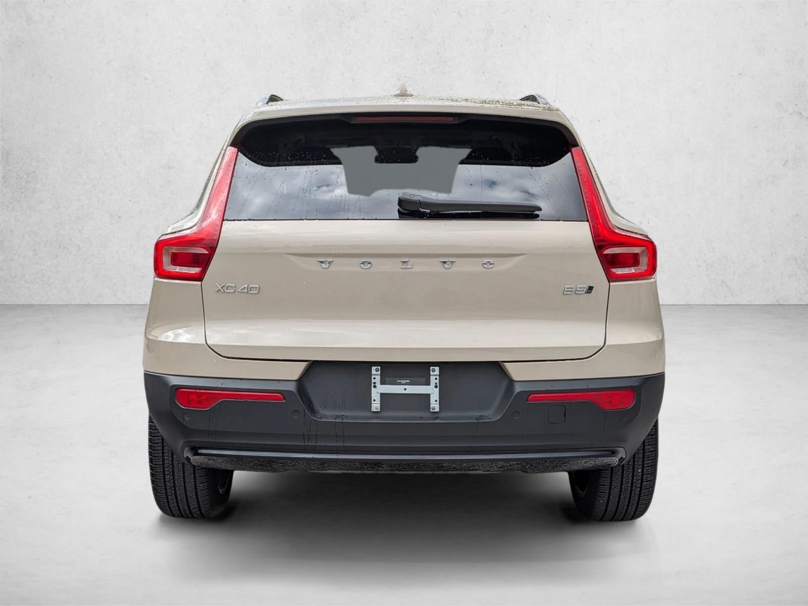 2025 Volvo XC40 B5 AWD Ultra Dark Theme