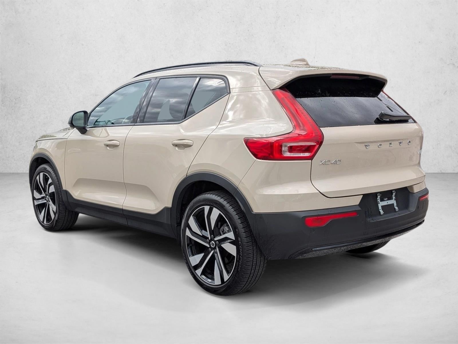 2025 Volvo XC40 B5 AWD Ultra Dark Theme