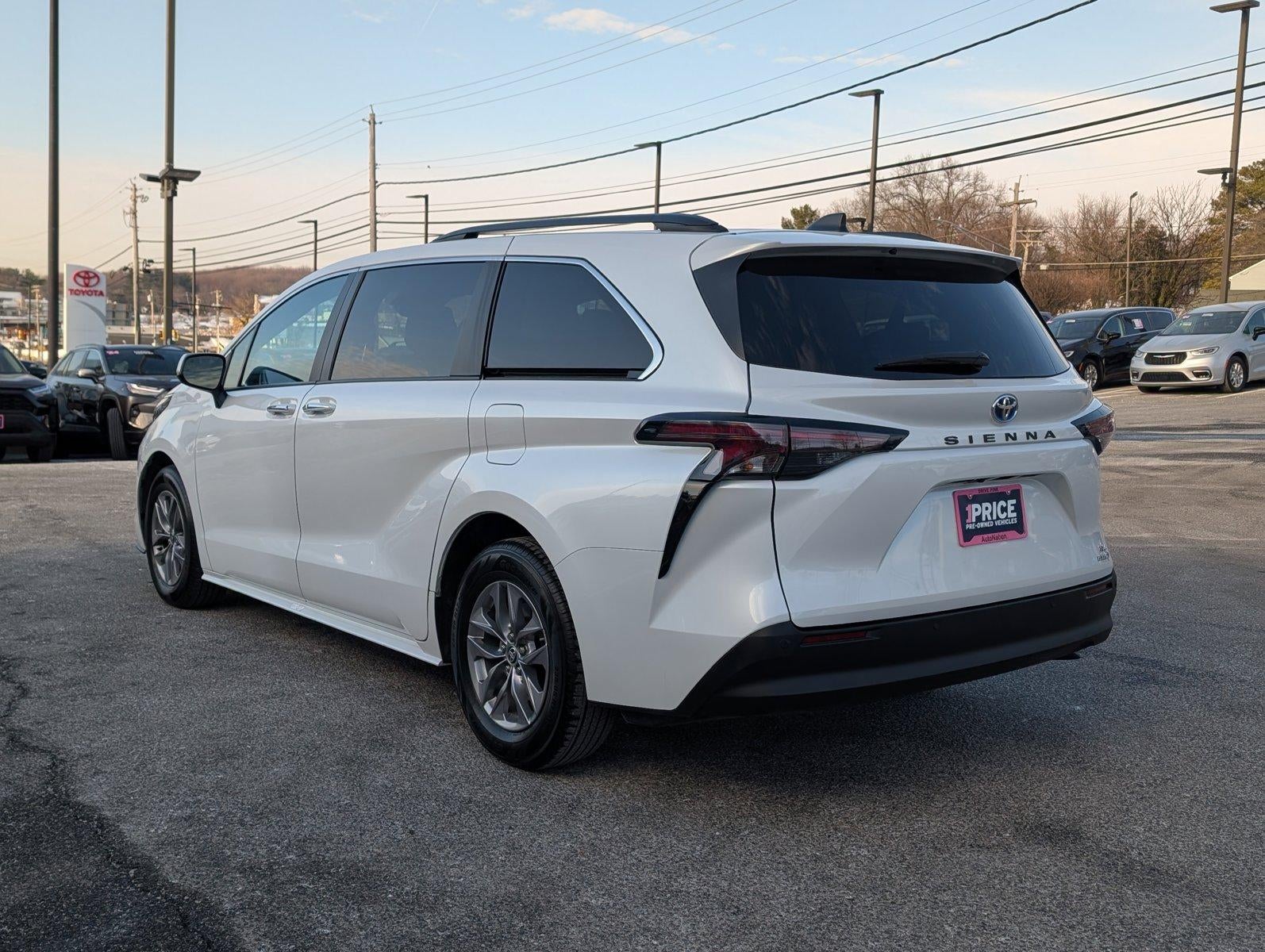 2024 Toyota Sienna XLE FWD 8-Passenger (Natl)